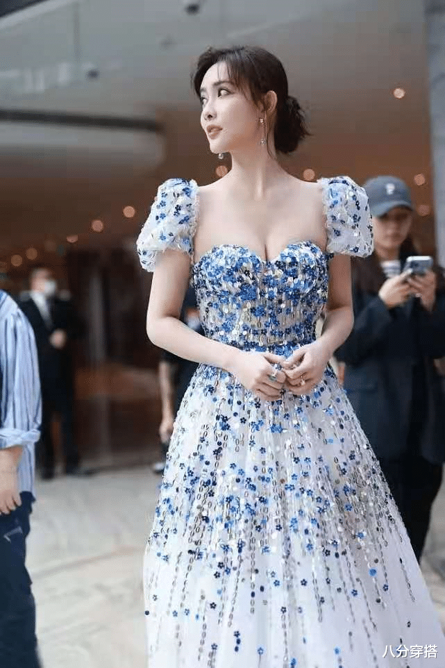 八分穿搭 孟子义认真打扮起来真美!一袭抹胸长裙亮相优雅高贵,高挑精致