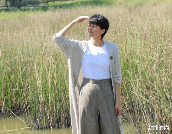 针织衫 梁咏琪快1米8的身高真加分,长针织衫配阔腿裤,身形看着挺高级