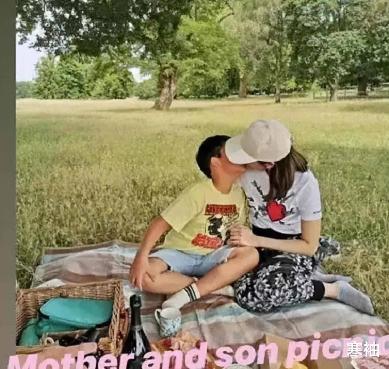 李嘉欣|李嘉欣穿比基尼与9岁儿子共浴，母爱是否应有度？