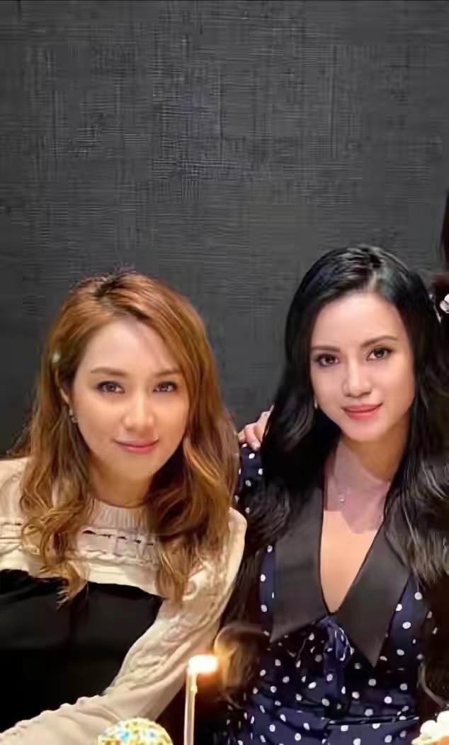 徐子淇|徐子淇现身贵妇聚会！染一头金发似洋娃娃，没C位坐穿得都低调了