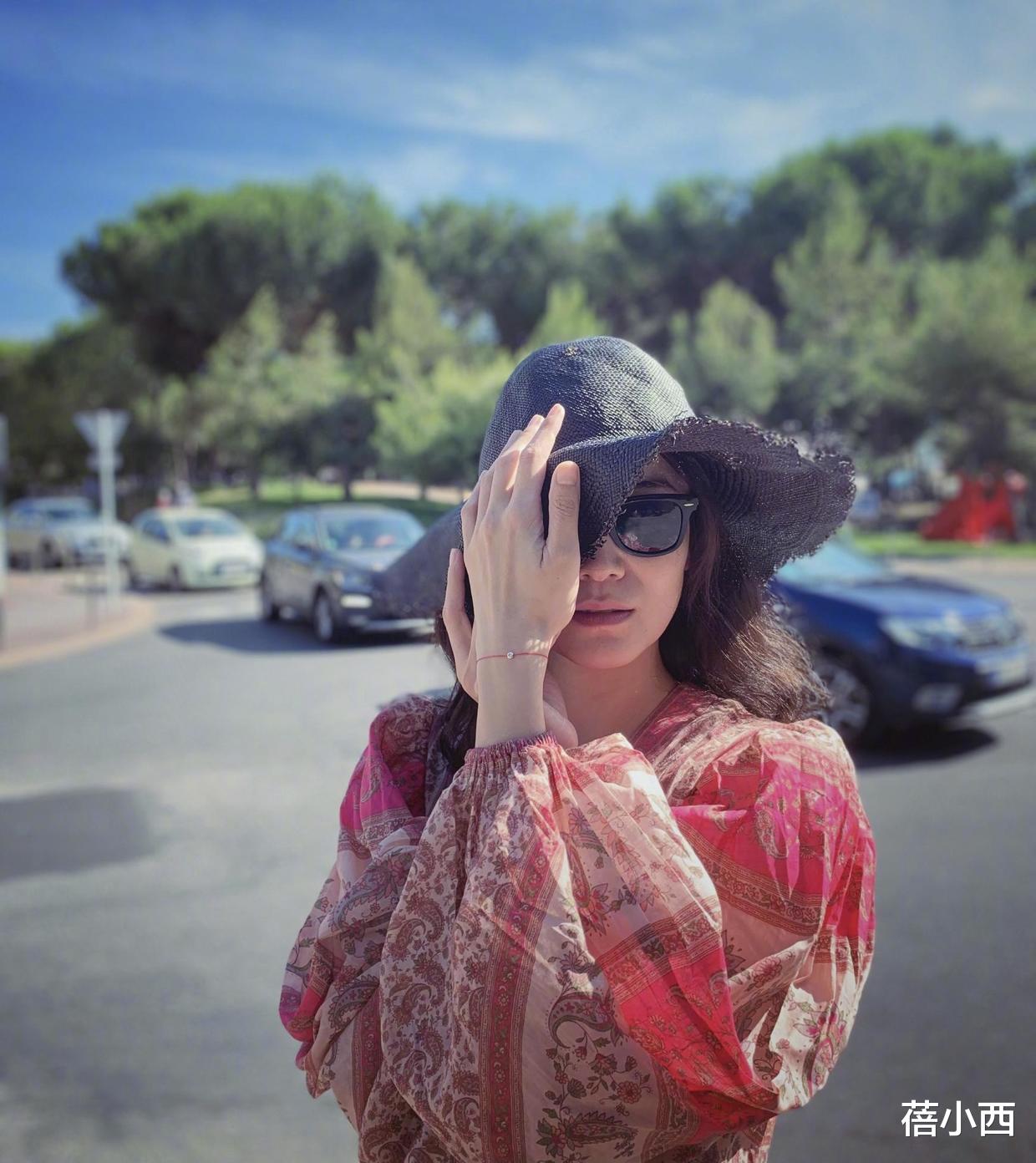 蓓小西|宋佳的原装五官真适合素颜，在国外度假穿印花连衣裙，超有国际范