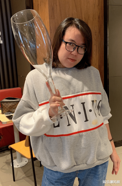 浪胃仙 大胃王浪胃仙再惹争议，长发美甲尽显女人味，网友：下一个风小逸