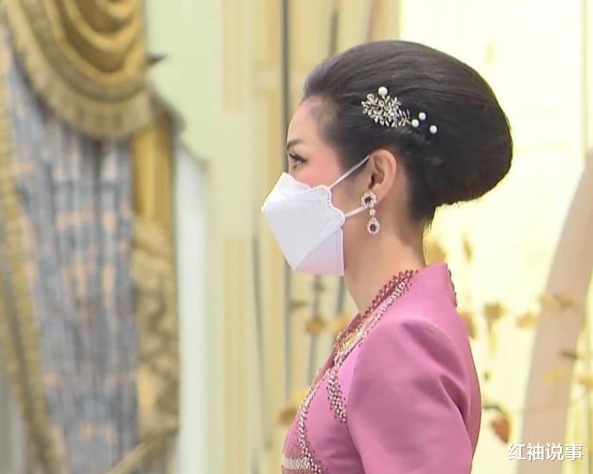 诗妮娜|诗妮娜被造型师内涵，一袭粉色礼服似小妾，在王后面前吃哑巴亏