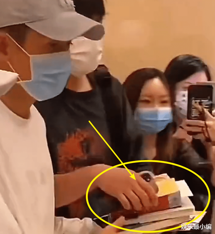 张哲瀚|继上次送食谱后,张哲瀚粉丝机场再送书,本尊现场反应太直男