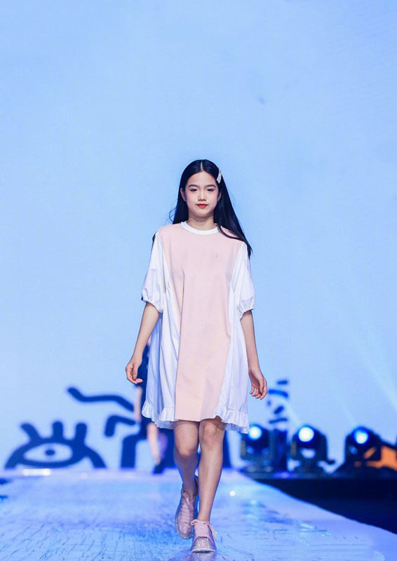 t恤|钟丽缇二女儿也太潮了吧，13岁涂红唇化淡妆，穿衣品味不输妈