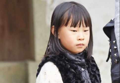 小沈阳|小沈阳14岁女儿晒性感照！穿短上衣秀小蛮腰，化浓妆涂指甲显成熟