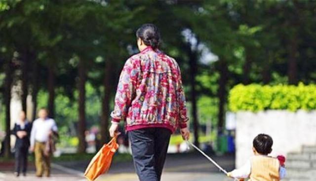萌听小c姐|进城帮子女带娃后，孩子离不开家回不去，老漂族的心酸无处诉