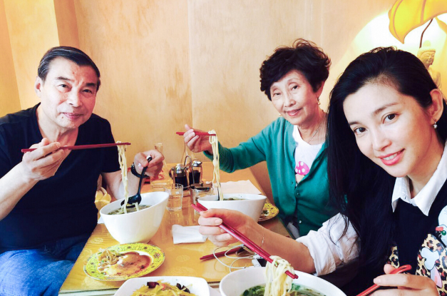 谢娜|各有各的故事，3位至今未婚的中年女星，个顶个的美艳