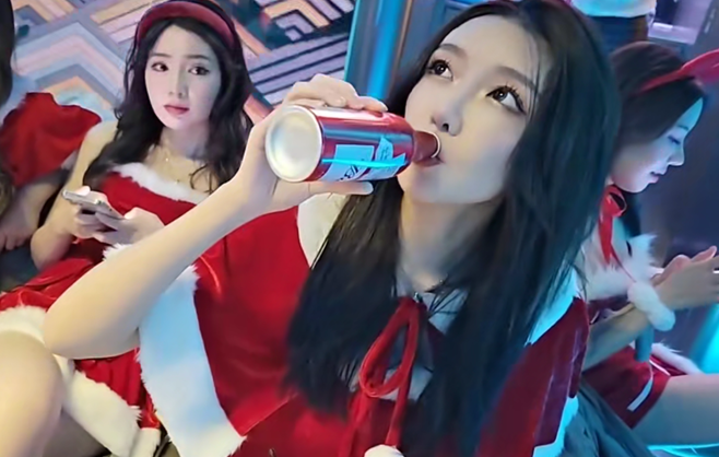 杨幂|童锦程圣诞直播大场面！邀请了三十位女嘉宾，包场酒吧，全场买单