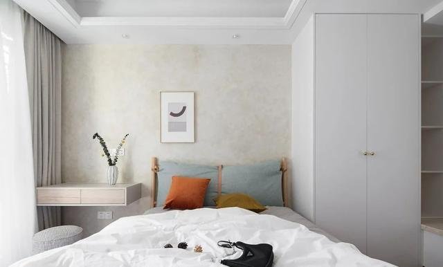 102平北欧风三居室,大面积留白和温馨治愈系的配色,舒服自在