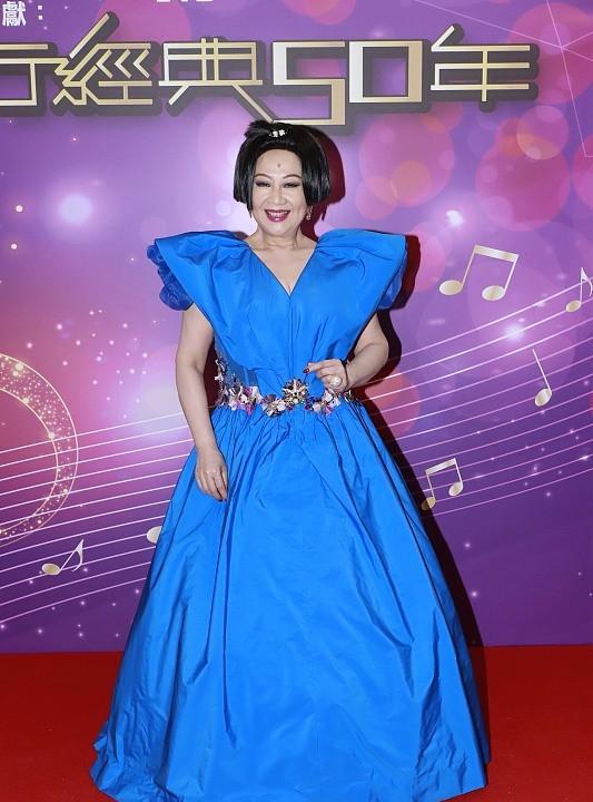 波波的时尚 “慈祥奶奶”薛家燕气色还很好，穿双色拼接礼服好亮眼，真时髦