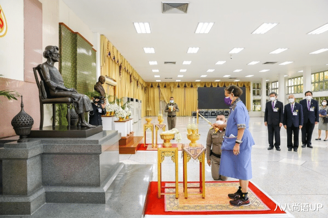 八八尚语UP 诗琳通公主换风格，穿完粉红色换蓝色显嫩，只是黑色运动鞋真不搭