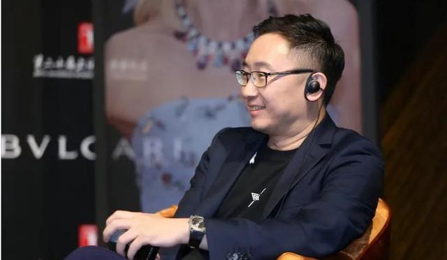 胡蝶|“央视主持”胡蝶，与大12岁名导闪婚，7年生一对儿女