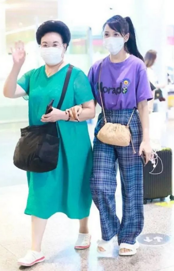 潮流新风 伊能静和婆婆走机场，T恤配格纹裤文艺又少女，婆婆打扮更时髦