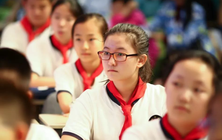 |学生没戴红领巾和校卡，老师以示惩戒不让学生上课，家长怒而反驳