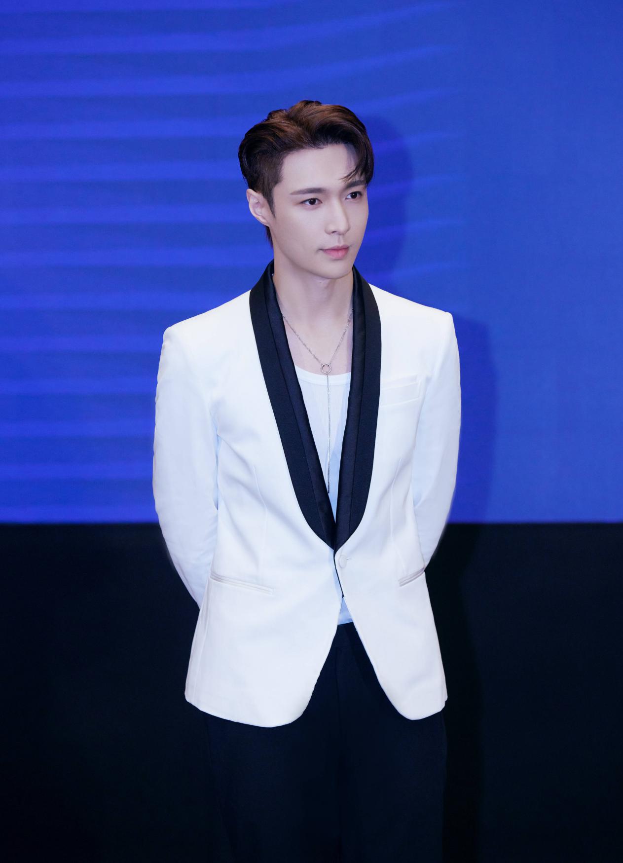 时尚圈的奇葩大喵|张艺兴成了发型试验田?国风刘海撞款权志龙海带头,一时难分伯仲