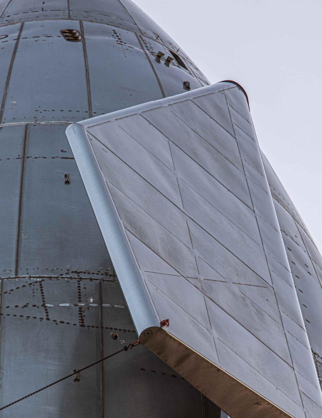 航天 SpaceX再次给星舰火箭安装29台猛禽，非常壮观