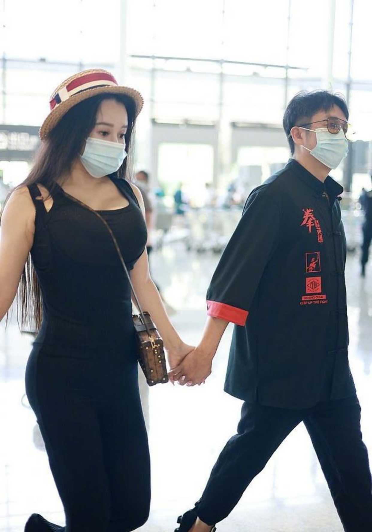 闲鱼有话说|冉莹颖穿背心走机场，身材丰满曲线显壮实，被老公全程牵着真幸福