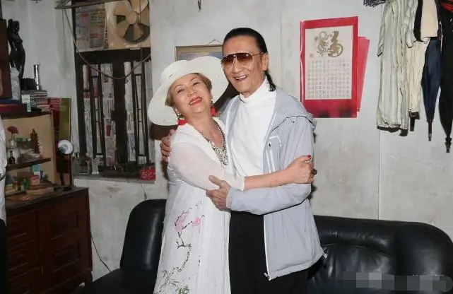 一街拍|85岁谢贤罕见露面，穿皮衣戴墨镜靠墙站，弯腰驼背已失风采