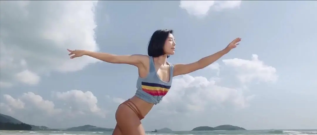 赵奕欢|《巨鲨之夺命鲨滩》上映，剧情狗血荒诞，赵奕欢身材成唯一看点