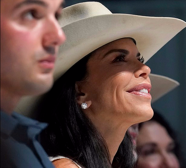 整容|56岁世界首富也整容了？皮肤光滑紧致很多，51岁未婚妻更有少女感