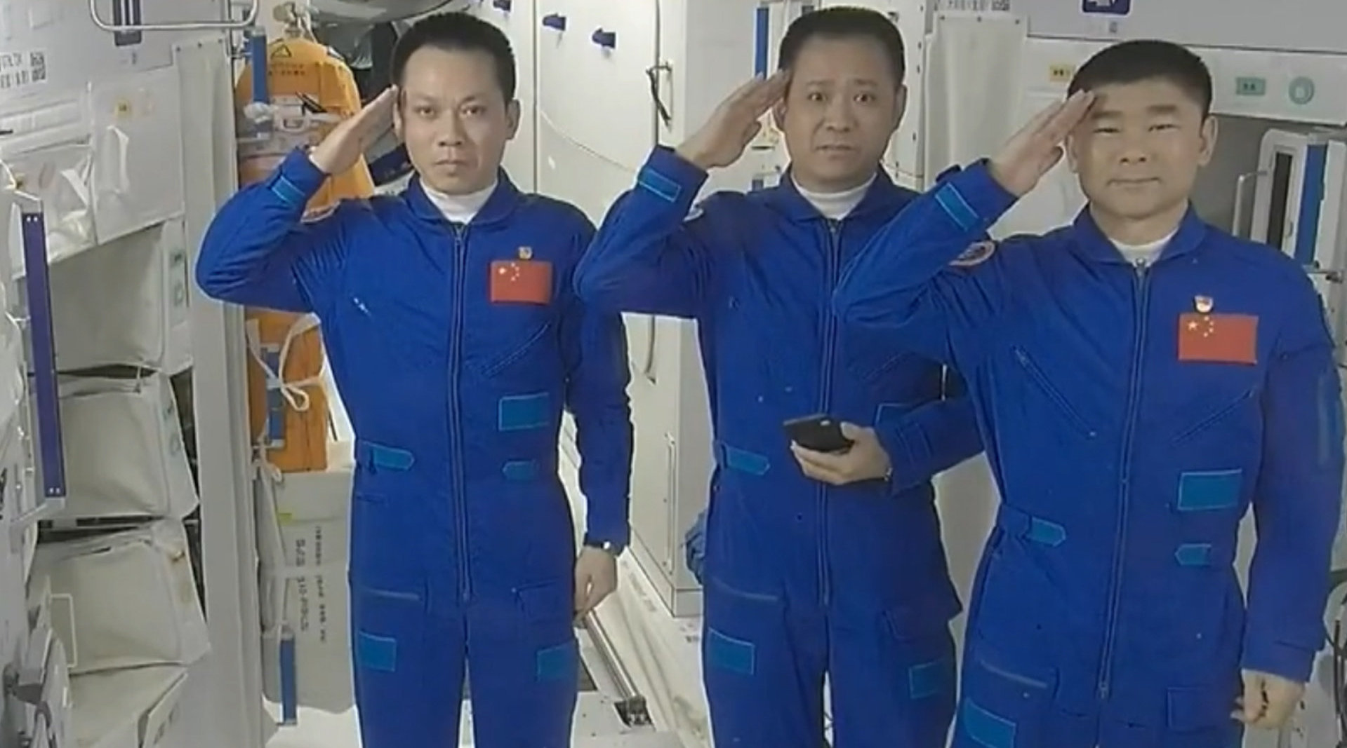  飞船返回舱再入大气层时，航天员为什么坐在“倒座”上？