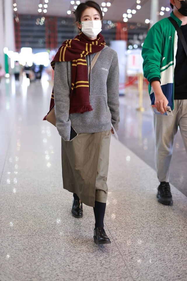 时尚潮流生活 张雪迎已经换上冬装了，穿上针织衫系上围巾，下搭裙子气质真好！