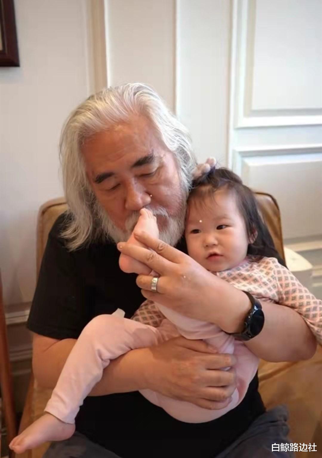 张纪中|70岁张纪中晒哄娃日常！亲吻1岁女儿小脚丫，父女两个共用一张脸