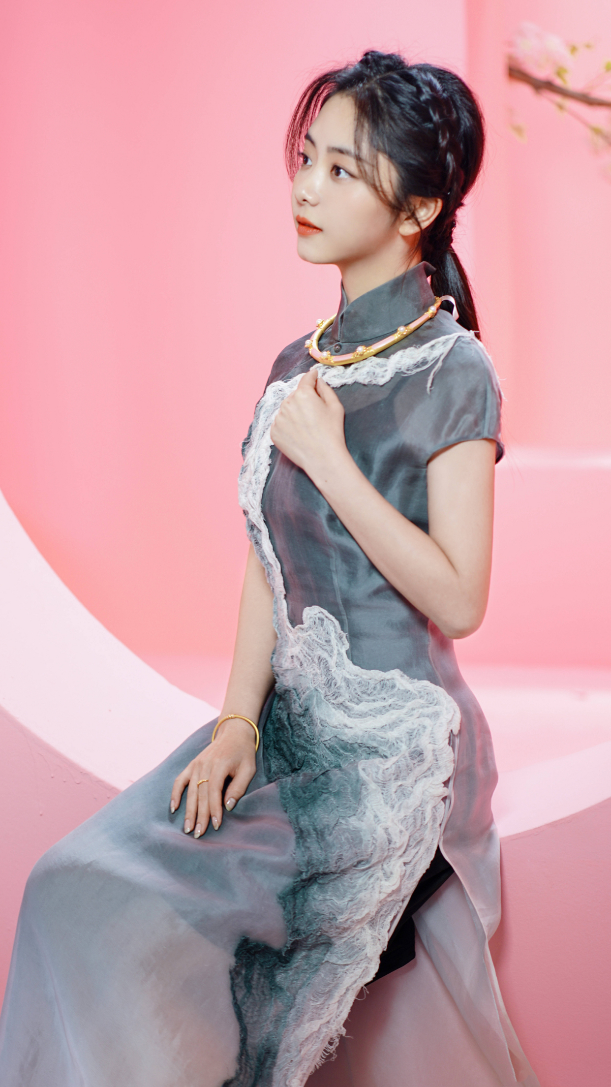 哚乐Like时尚|谭松韵旗袍造型绝美！文艺雅致自带甜美可爱，元气少女感慕了