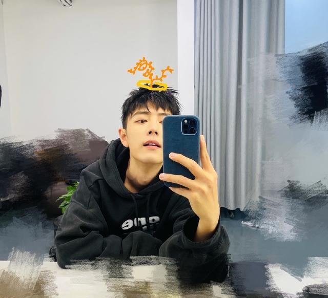 肖战|肖战发自拍为“唐三”做宣传，却暴露了自己的衣服质量，是误会？