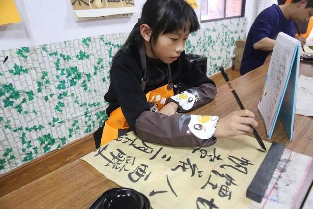 蔷薇妈妈育儿记|初中生自创“容嬷嬷体”，每一笔都像被扎针，老师：看着就觉得痛