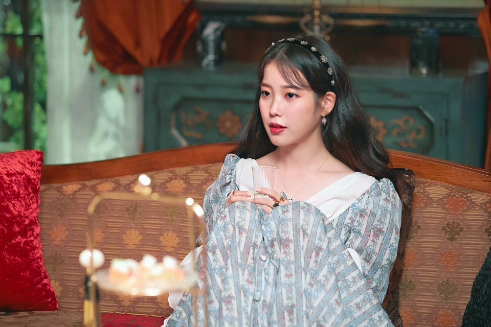 iu|IU因长得丑被拒绝20次，如今成为韩国第一女solo，有人后悔了！