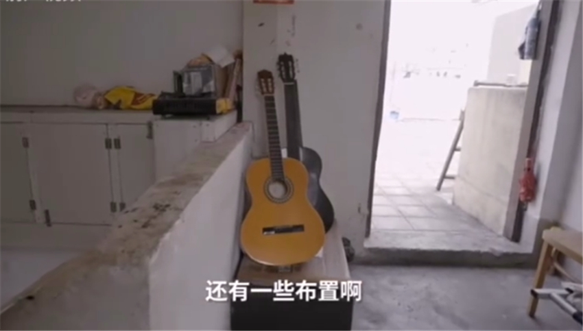 |香港住房有多难？夫妻挤6㎡劏房10年，楼梯放床当卧室