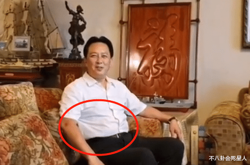 69岁唐国强2千万豪宅曝光,客厅宽敞装修高档,后院大得像花园