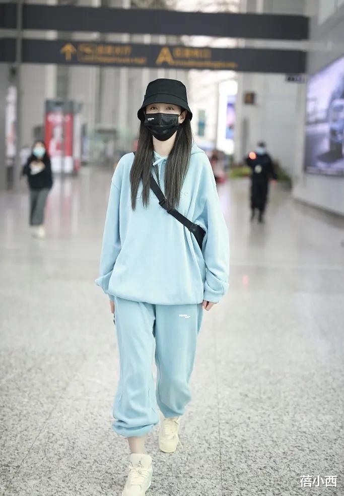 蓓小西|沈梦辰的穿搭品味节节攀升,黑T恤叠穿红色打底衫,时髦又高级