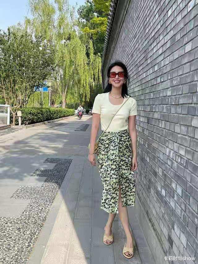 卡莉时尚show|杨采钰太有东方美了，随便打扮都美得大方，穿背心都有法式风情