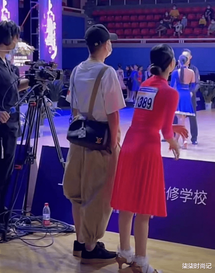 柒柒时尚记|文章陪女儿参加比赛,13岁爱马身高惊人,身旁长发美女疑为新欢?