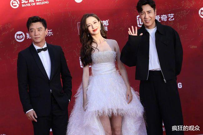 佟丽娅|离婚后的佟丽娅，好像开了挂，网友：红气养人