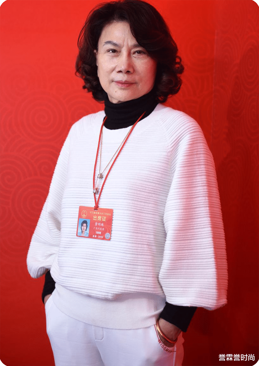 誉霖誉时尚 非要穿职业装才有气质？董明珠穿着各种款式服饰，气质与优雅并存