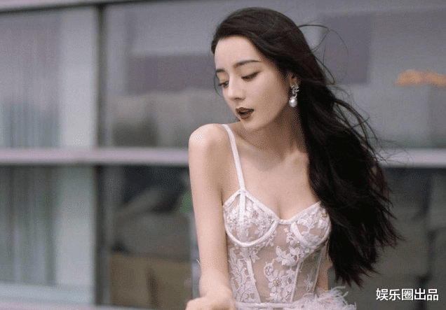 迪丽热巴|迪丽热巴在阳台上拍大片，穿镂空装气质优雅，侧身摆拍氛围感十足