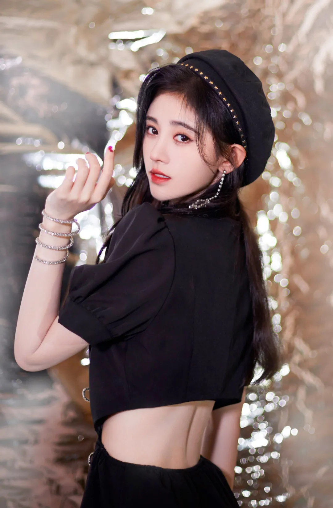 杨幂|杨幂的“渣女”站姿火了！腰和屁股凹成90度，这操作绝了…