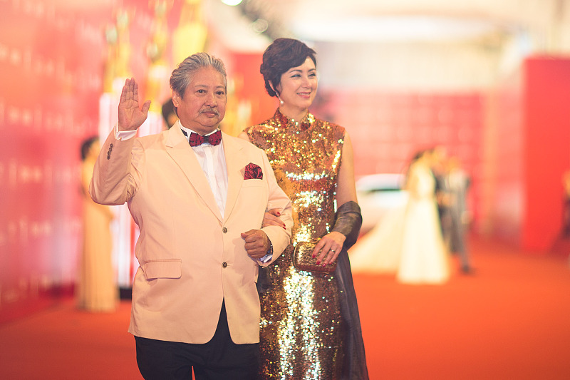 BiuVogue|洪金宝的气场是真的强,就算老婆穿的像块\"大金子\",也没他抢镜