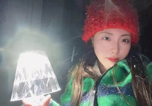 张嘉倪|张嘉倪好拼，前脚在寒风冷水里拍照，后脚就到医院做肩颈针灸，看着好疼