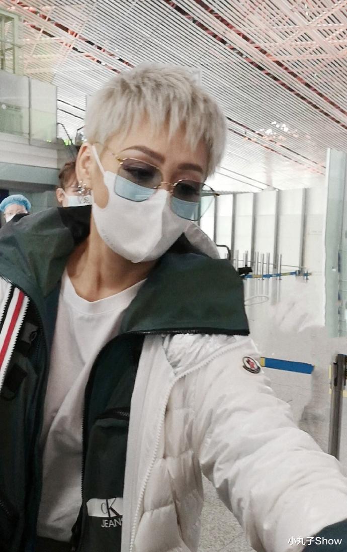 张歆艺|49岁宁静真放得开,白金短发走机场认不出,烟熏妆像真人芭比娃娃