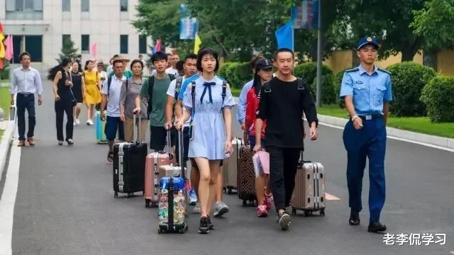 老李侃学习|高颜值女飞行员走红,成功登上新闻联播,一露脸惊艳1.2亿国人