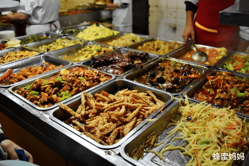 蜂蜜妈妈|校长“吃剩饭”走红网络,言传身教有意义,网友却认为摆拍作秀