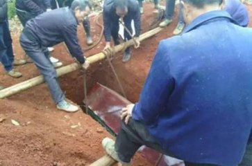 金凤说趣闻|老太去世5年，托梦儿子说很挤，儿子挖开坟，把尸骨砸个稀巴烂