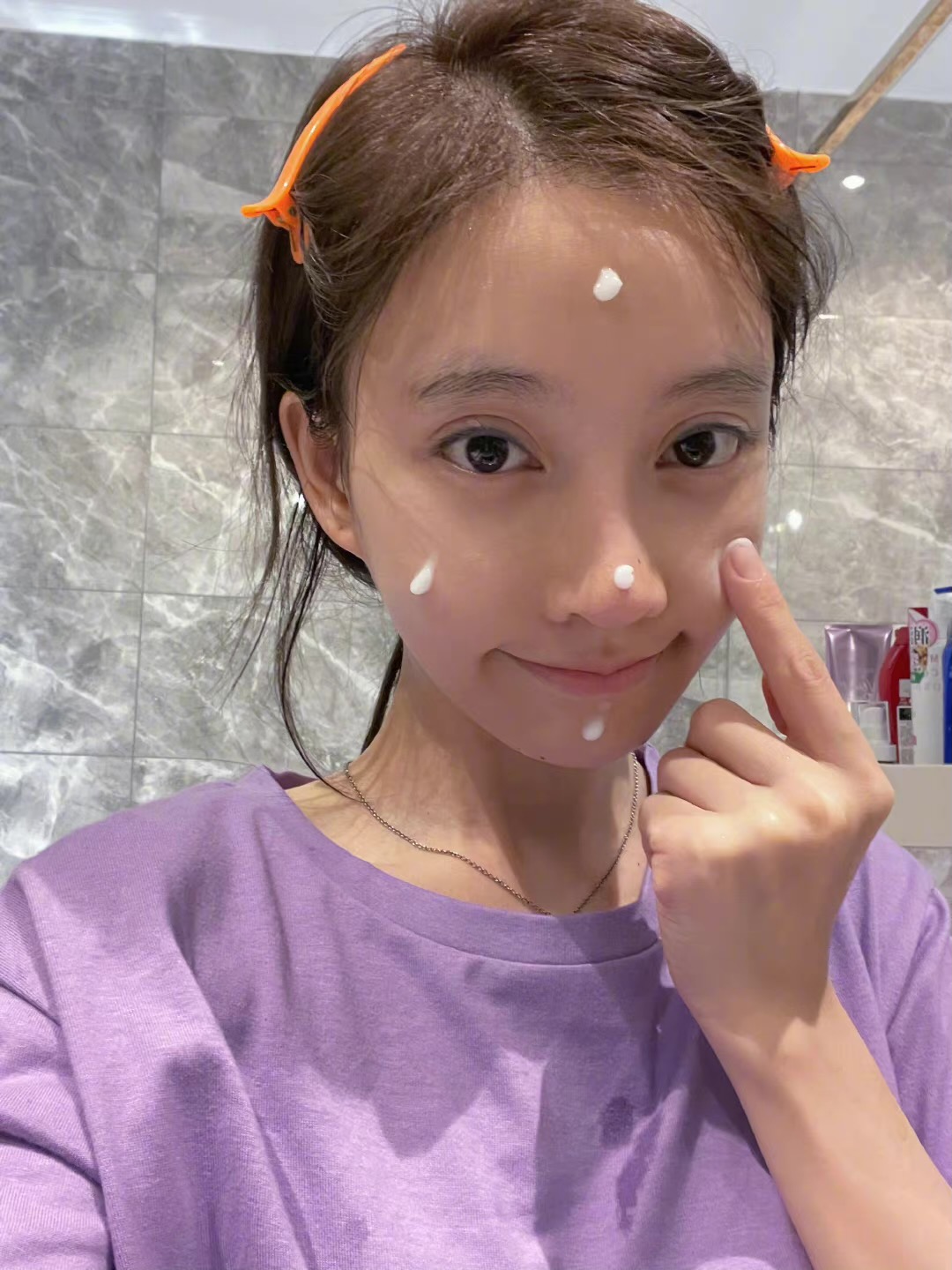 明星素颜|冯提莫发素颜自拍被夸，她的清纯真的没得说