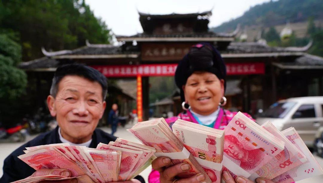 长脖子爸比说|不借钱欠债的情况下,一次性能拿50万存款的家庭,全国有多少户?