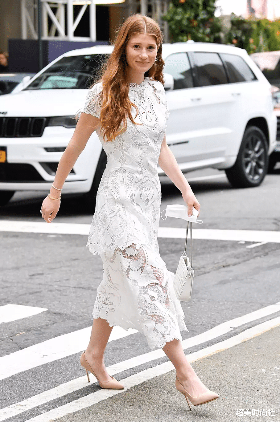 超美时尚社 比尔盖茨长女将大婚！准新娘穿蕾丝裙出街显气质，曾低调穿平价款